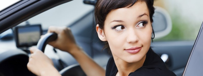 vrouwelijke bestuurder: vrouw achter het stuur